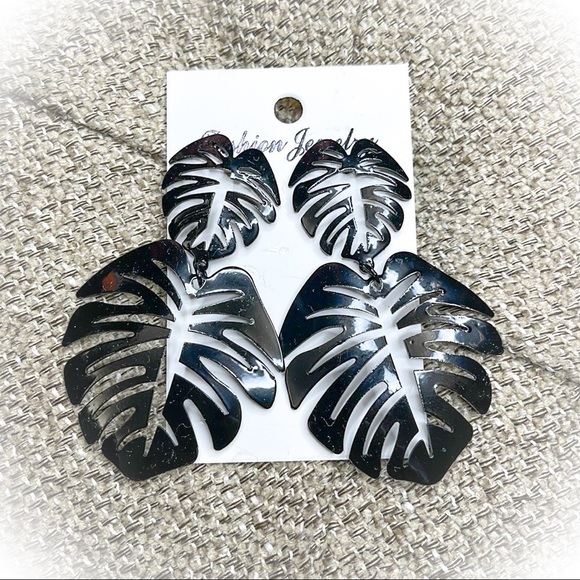 💕Beautiful Black Plantain Leaves Fashion Earrings💕 - Picture 2 of 5